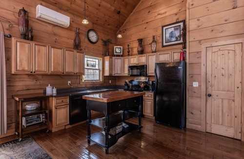 Yadkin Valley Cabin | Exceptional Cabin Retreat: Summit at Blue Ridge Awaits
