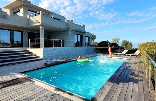 Tarcu House | Exceptional Contemporary Retreat with Breathtaking Views