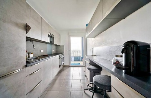 Universite House | Elegant F3 Just 15 Minutes from La Défense with Kitchen
