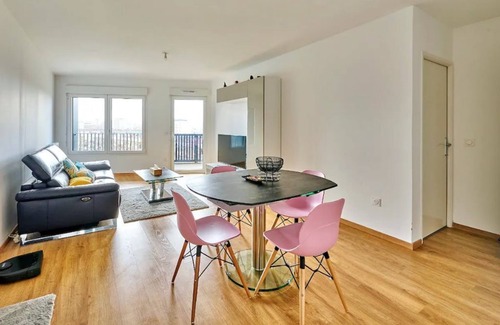 Universite House | Elegant F3 Just 15 Minutes from La Défense with Kitchen