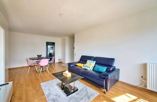 Universite House | Elegant F3 Just 15 Minutes from La Défense with Kitchen