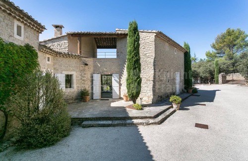 Cabrieres-d'Avignon Villa | Exquisite 5-Bedroom Villa with Pool Near Gordes – Rated 10/10