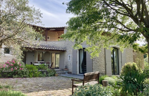 Cabrieres-d'Avignon Villa | Exquisite 5-Bedroom Villa with Pool Near Gordes – Rated 10/10