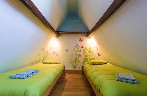 Thenon House | Inviting Holiday Home with Pool in Thenon for Families