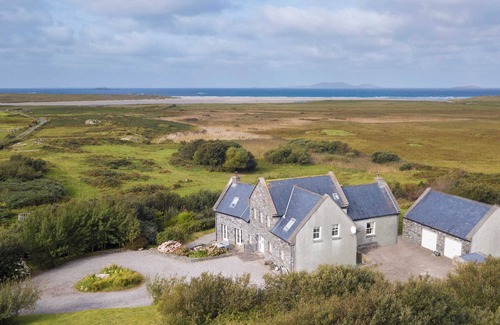 Cloonamanagh Apartment | Discover JOIVY: Scenic Country House on Ireland's Coast