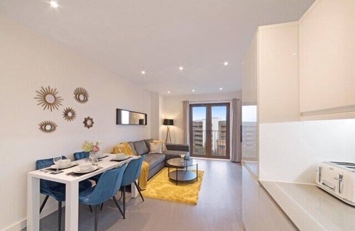 St Albans Condo | Discover Comfort with King Bed & Free Wi-Fi for Stays