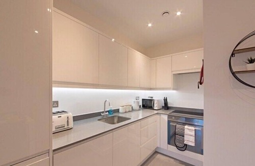 St Albans Condo | Discover Comfort with King Bed & Free Wi-Fi for Stays
