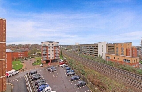 St Albans Condo | Discover Comfort with King Bed & Free Wi-Fi for Stays