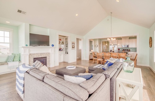 Lincoln Beach House | Oceanfront Bella Beach Home with Hot Tub & Ocean Views