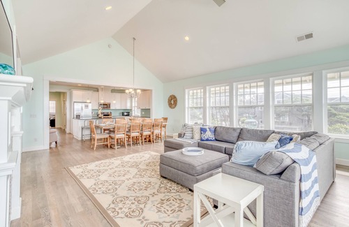 Lincoln Beach House | Oceanfront Bella Beach Home with Hot Tub & Ocean Views