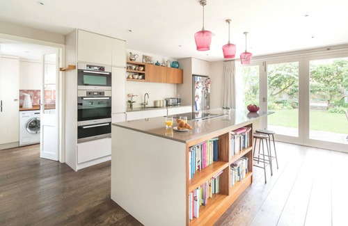 Ravenscourt Park House | Elegant Mansion in Ravenscourt Park with Family-Friendly Amenities