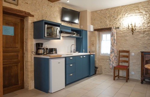 Meuvaines Apartment | Beautiful Studio with Oceanfront Garden Views & Breakfast
