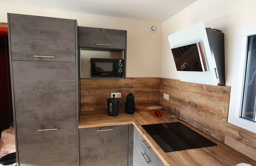 Val-Thorens Apartment | Spacious T2 with Kitchen, Pool Access & Free WiFi