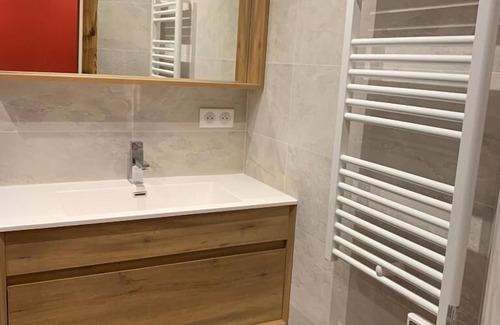 Val-Thorens Apartment | Spacious T2 with Kitchen, Pool Access & Free WiFi