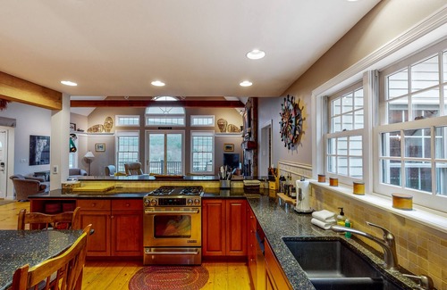 Sunderland House | Inviting Vermont Home with Free WiFi and Full Kitchen