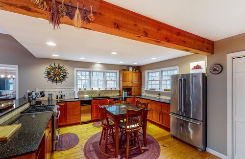 Sunderland House | Inviting Vermont Home with Free WiFi and Full Kitchen