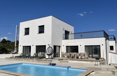 Bagnols-sur-Ceze Villa | Elegant Villa with Pool: Ideal for Family Getaways