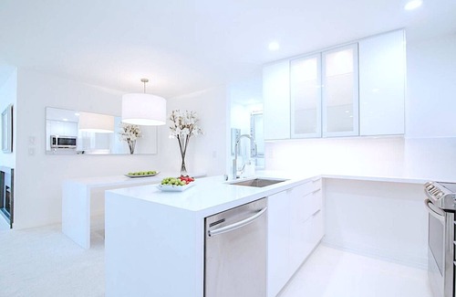 West Los Angeles Condo | Elegant Villa Blanca in Brentwood with Ocean View & Pool
