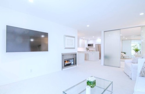West Los Angeles Condo | Elegant Villa Blanca in Brentwood with Ocean View & Pool