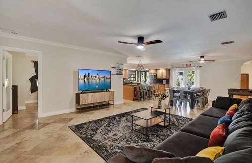 South Lake Villa | Lakefront Villa Retreat Near Hollywood Beach - Pet Friendly