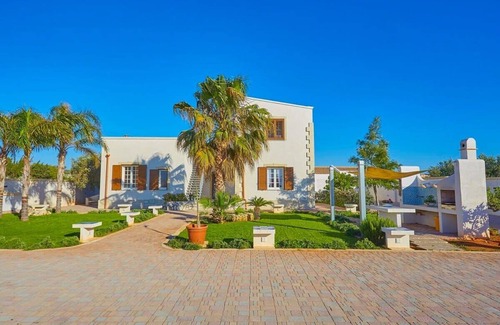 Ragusa Villa | Magnificent Villa Nestled in Greenery