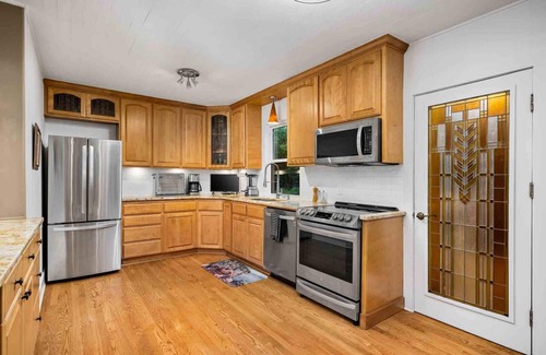 Far West House | Magnificent West Linn Escape on Two Acres, Golf, Hot Tub, Water Feature, 25 Min To Portland