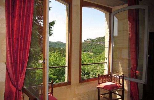 Cenac-et-Saint-Julien House | Explore a Historic 16th Century Manor with Pool & Jacuzzi