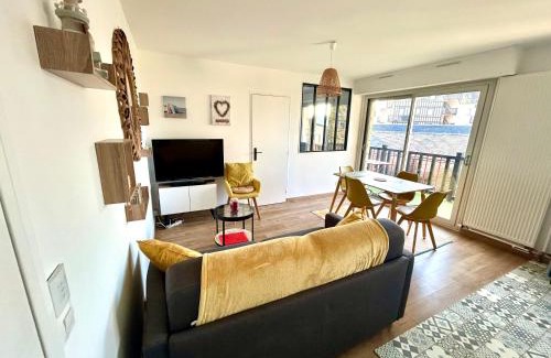 Villers-sur-Mer Apartment | Seaside Apartment with Pet-Friendly Amenities Near Beach