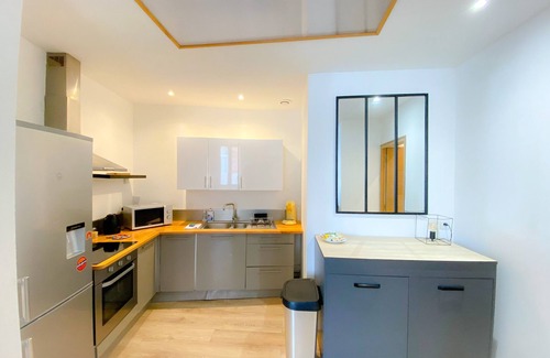 Gare Apartment | Cozy Apartment in Downtown: Breakfast & Family-Friendly