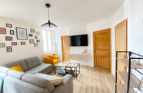 Gare Apartment | Cozy Apartment in Downtown: Breakfast & Family-Friendly