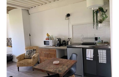 Terreaux - Bat d'argent Apartment | Inviting JAUNE Apartment with Spa and Breakfast Included