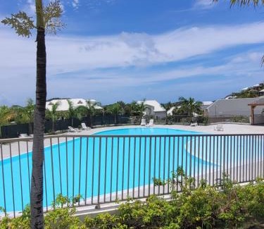 Cul de Sac Apartment | Beautiful Apartment Steps from the Sea with Pool Access
