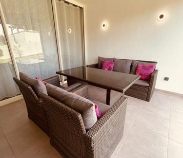 Cul de Sac Apartment | Beautiful Apartment Steps from the Sea with Pool Access