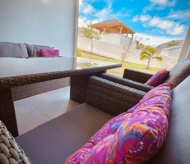 Cul de Sac Apartment | Beautiful Apartment Steps from the Sea with Pool Access