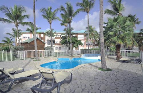 Saint-Francois Apartment | Discover Crystal Beach: 4-Star Oceanfront Retreat with Pool