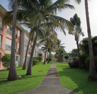 Saint-Francois Apartment | Discover Crystal Beach: 4-Star Oceanfront Retreat with Pool