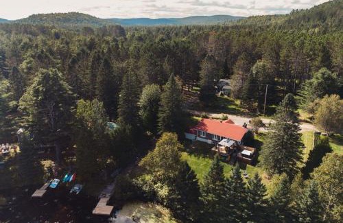 Mauricie Ski Chalet | Breathtaking Lakeside Chalet with Spa - 4-Star Family Retreat