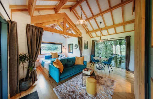 Gomene Cabin | Charming Treehouse Retreat with Private Jacuzzi Access