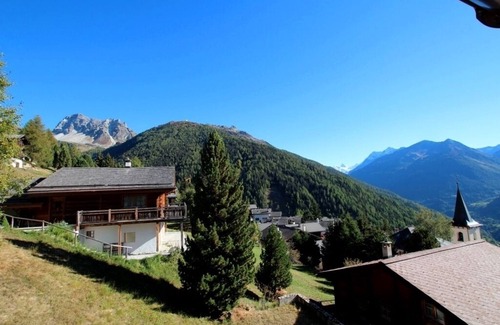 St. Luc Ski Chalet | Magnifique chalet idéalement situé juste au-dessus du centre du village, vue panoramique sur les toi