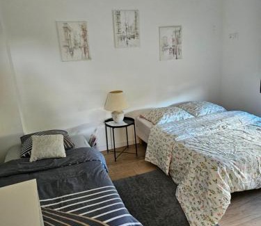 Beauvais Apartment | Family-Friendly Triple Room at Magnifique Chambre