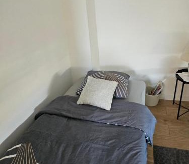 Beauvais Apartment | Family-Friendly Triple Room at Magnifique Chambre