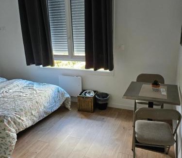 Beauvais Apartment | Family-Friendly Triple Room at Magnifique Chambre