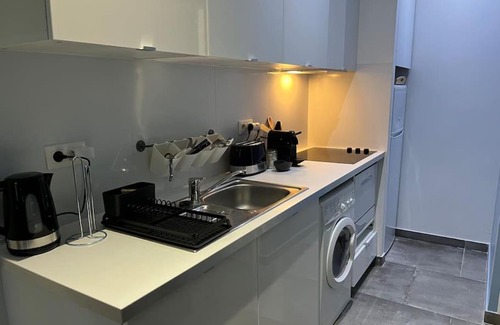 Vernon Apartment | Central Duplex Near Train Station - Rated 8.7/10!