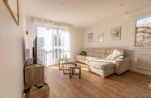 Blatin Apartment | Inviting Galaxy F3: Family-Friendly with Top Guest Ratings