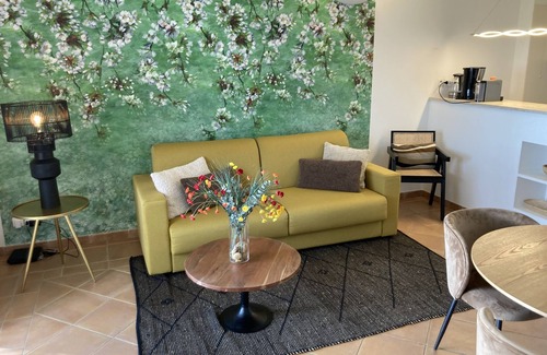 Saumane-de-Vaucluse Apartment | Exceptional Golf Retreat with Pool and Lake View in Saumane