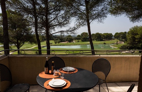 Saumane-de-Vaucluse Apartment | Exceptional Golf Retreat with Pool and Lake View in Saumane