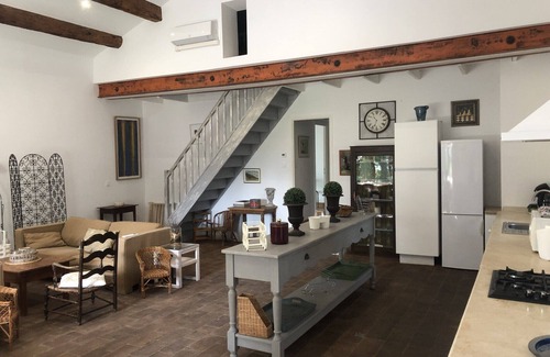 Sarrians House | Delightful Gîte for 6 with Private Pool and Pet-Friendly Stay
