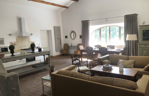 Sarrians House | Delightful Gîte for 6 with Private Pool and Pet-Friendly Stay