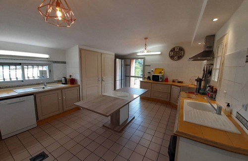 Roaix Villa | Discover the Magnifique Gite de Groupes in Provence
