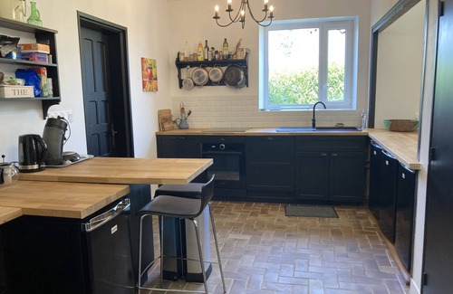 Pouldreuzic Other | Perfect Family Haven with Dining and Kitchen Amenities